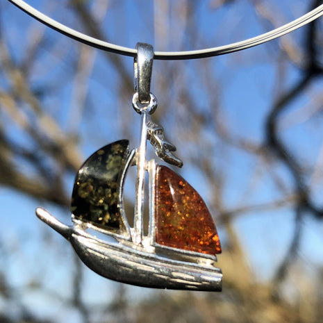 Segelboot-Anhänger aus Silber mit Bernstein, Unikat