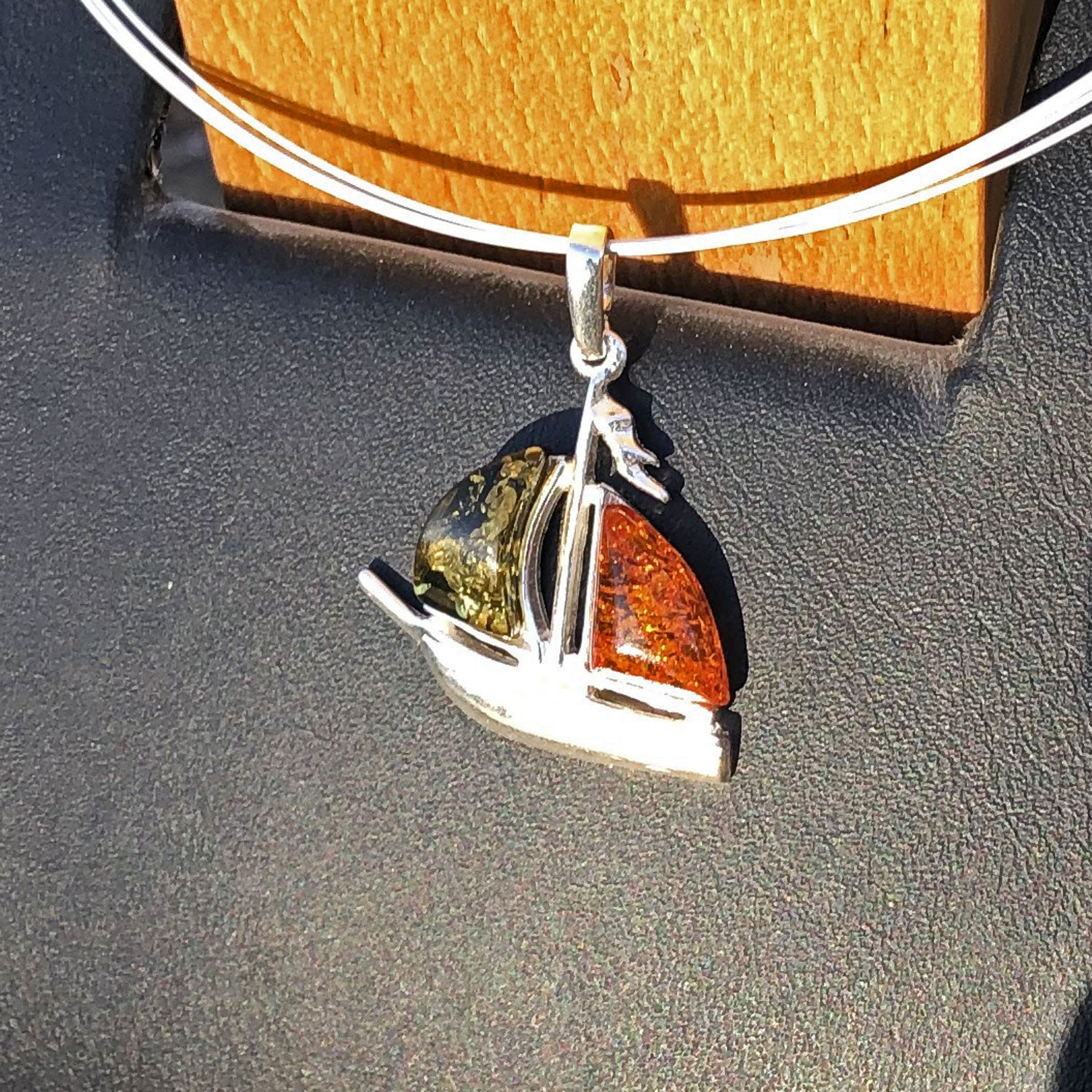 Segelboot-Anhänger aus Silber mit Bernstein, Unikat