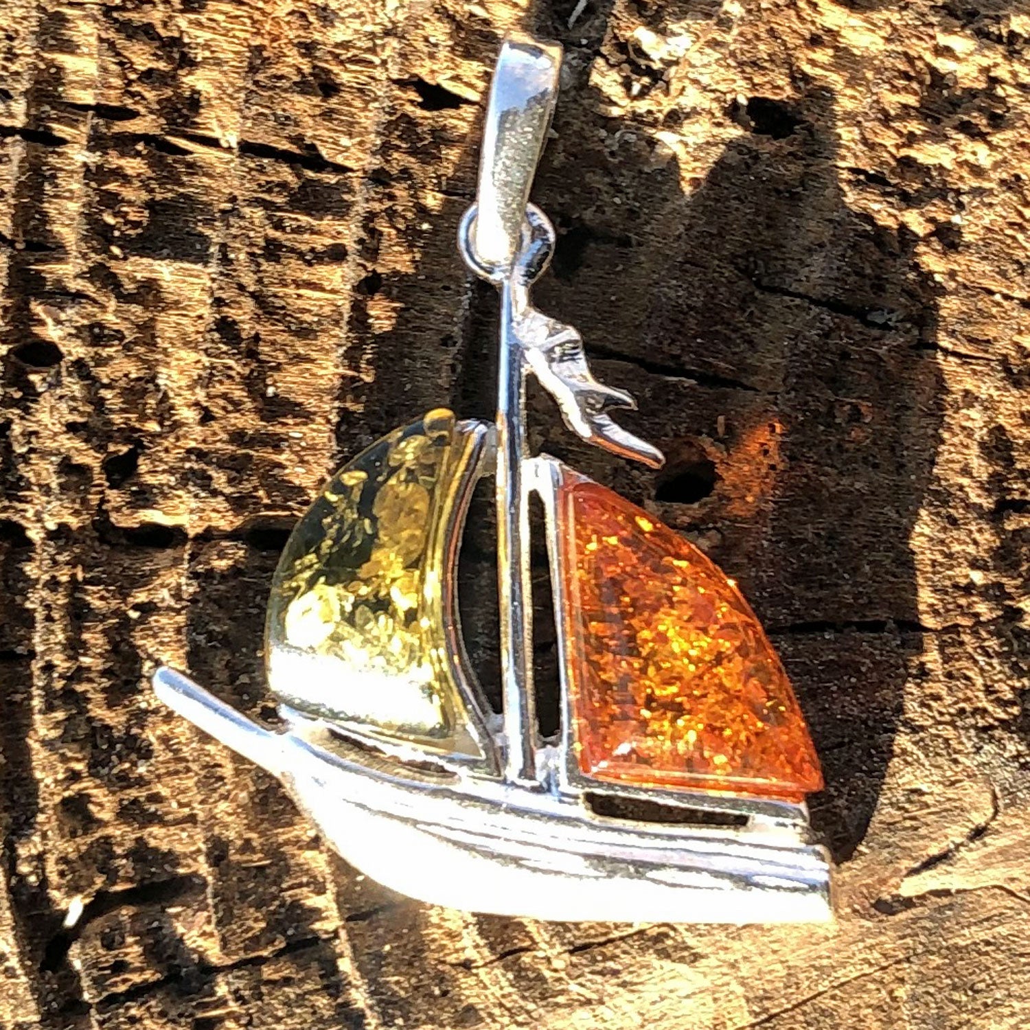 Segelboot-Anhänger aus Silber mit Bernstein, Unikat