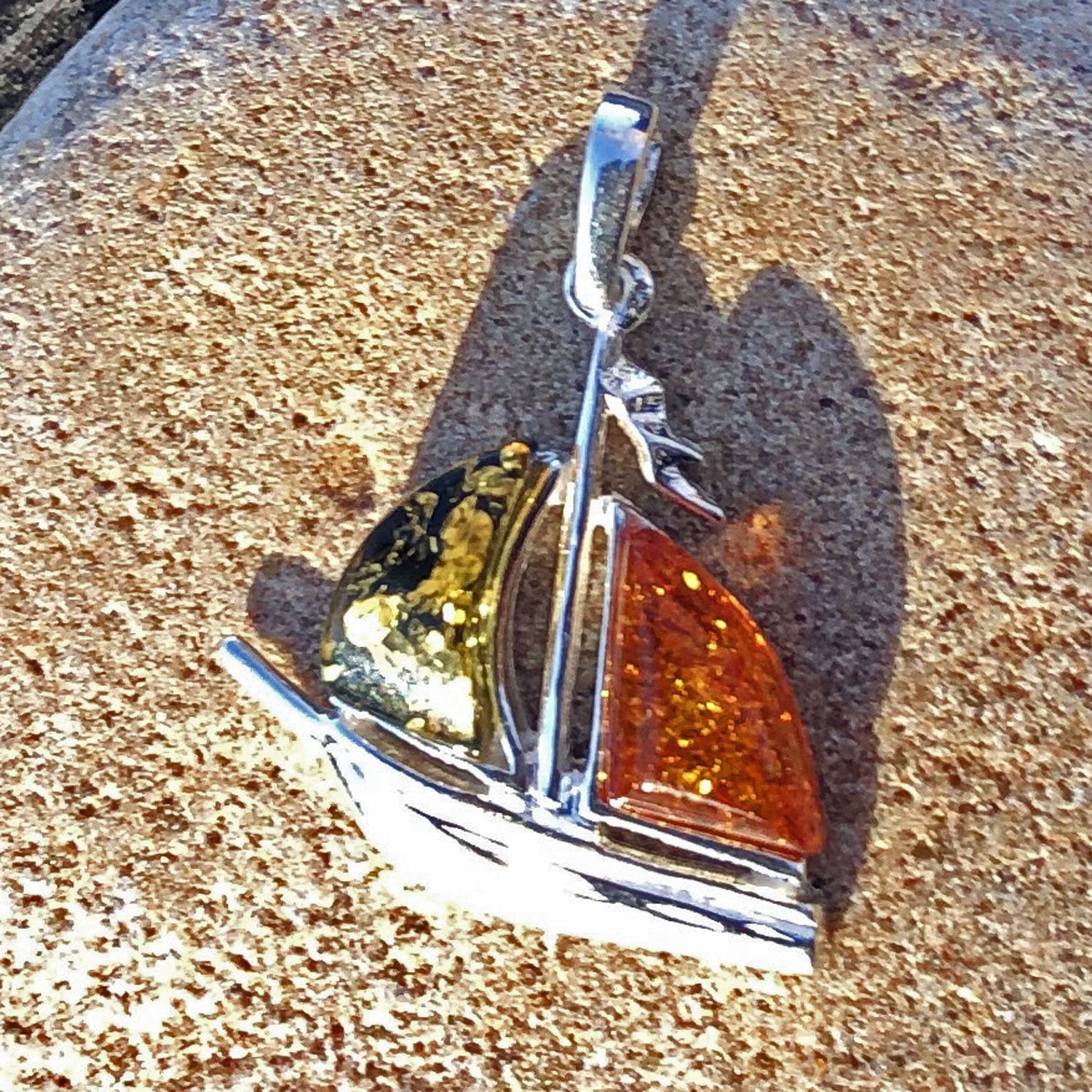 Segelboot-Anhänger aus Silber mit Bernstein, Unikat