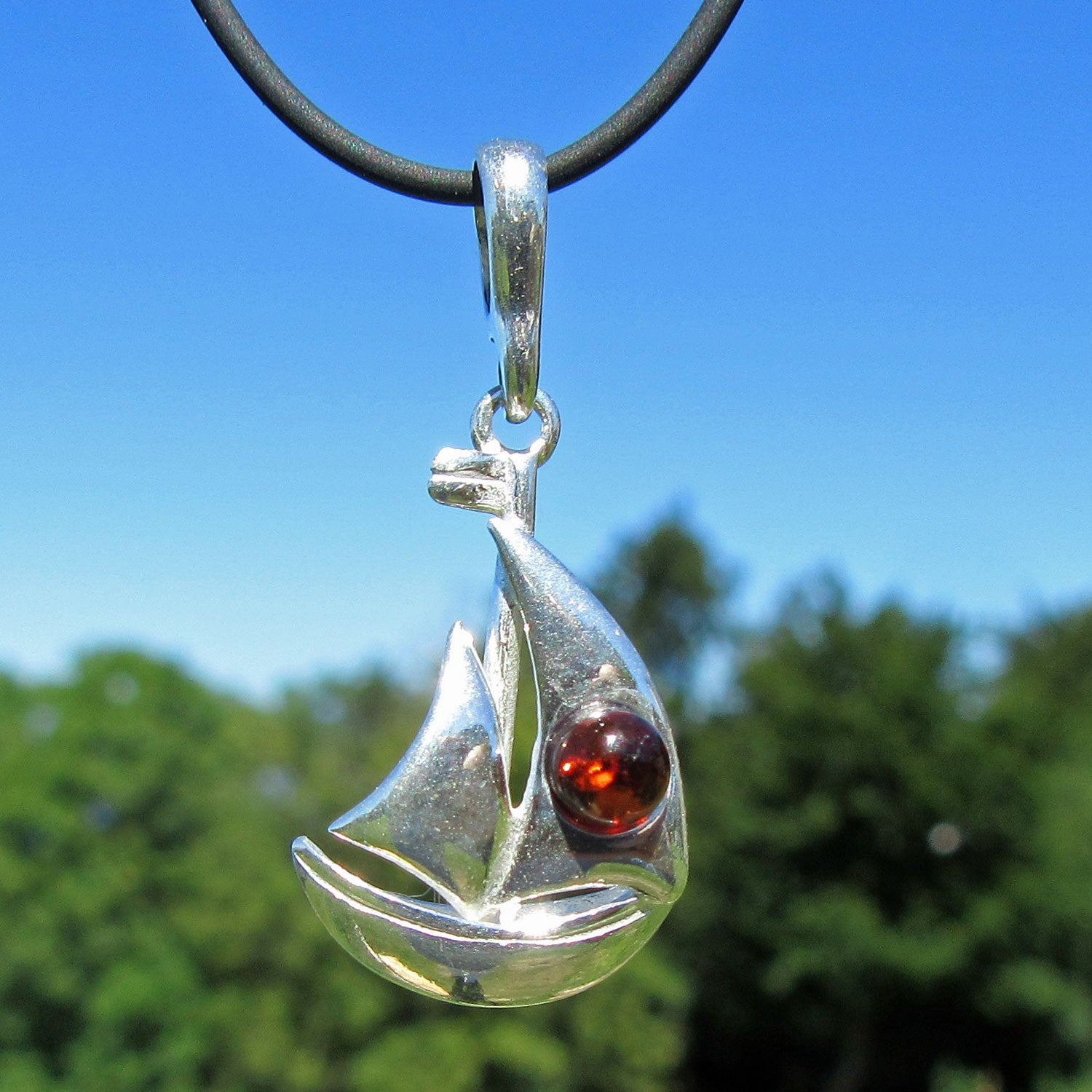 Anhänger Segelboot aus Silber mit Bernsteinperle