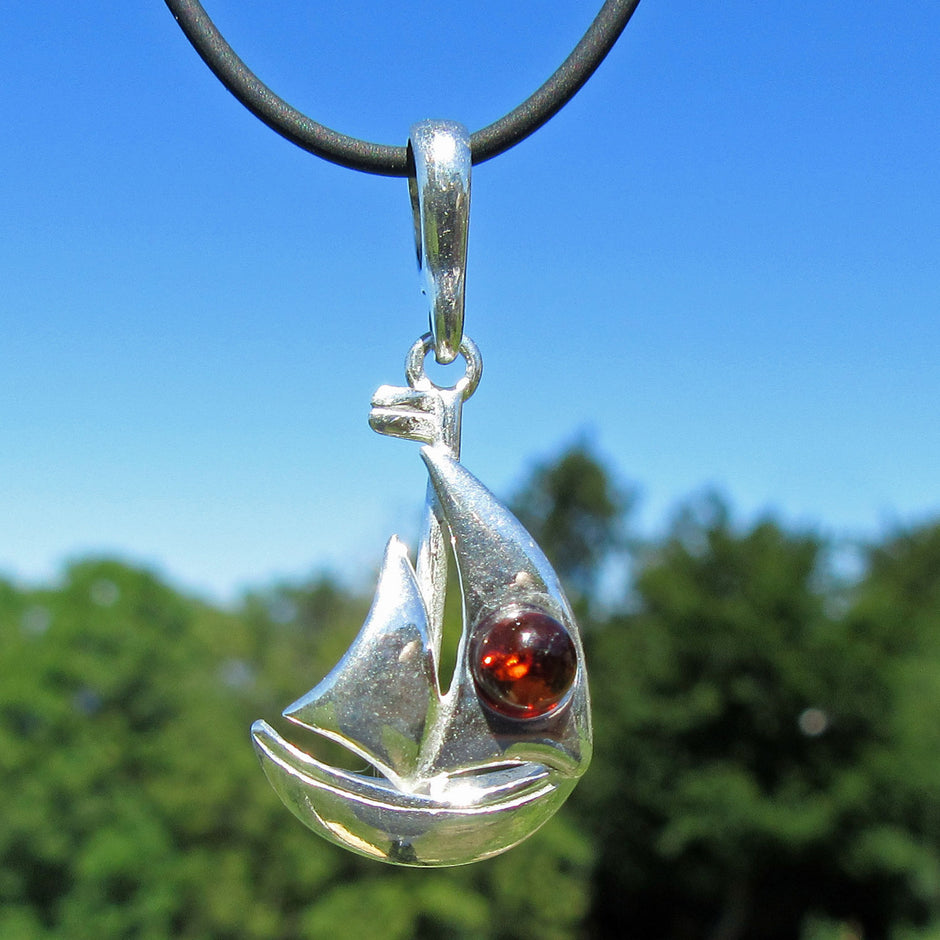 Anhänger Segelboot aus Silber mit Bernsteinperle