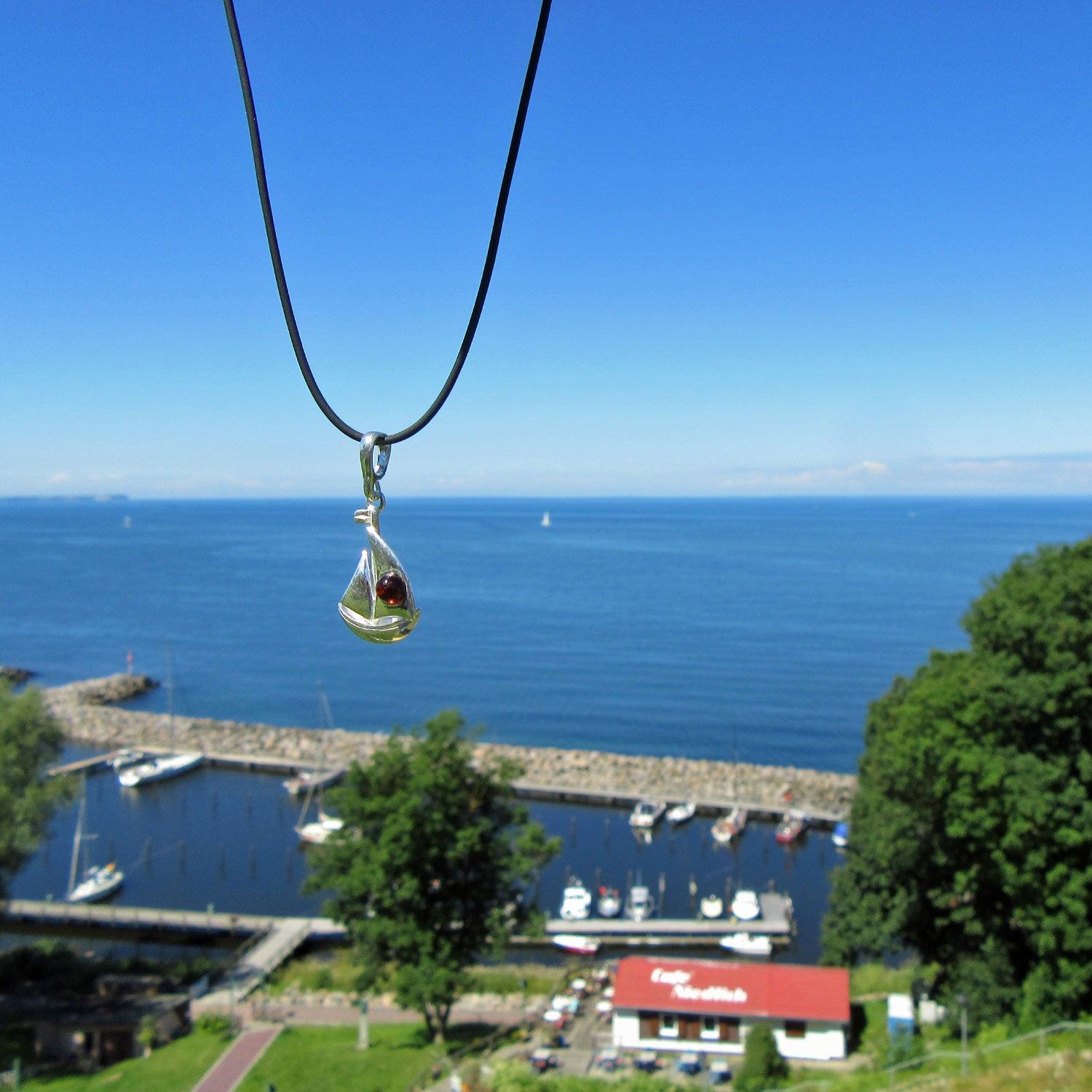 Anhänger Segelboot aus Silber mit Bernsteinperle