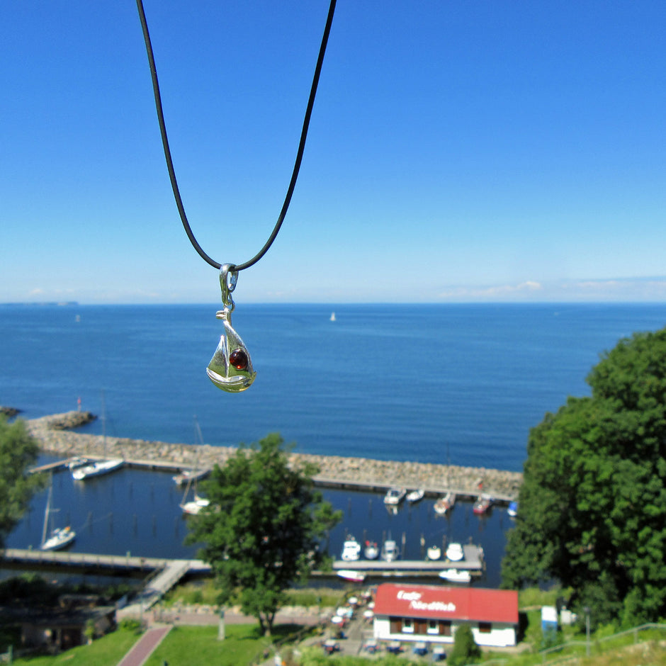 Anhänger Segelboot aus Silber mit Bernsteinperle