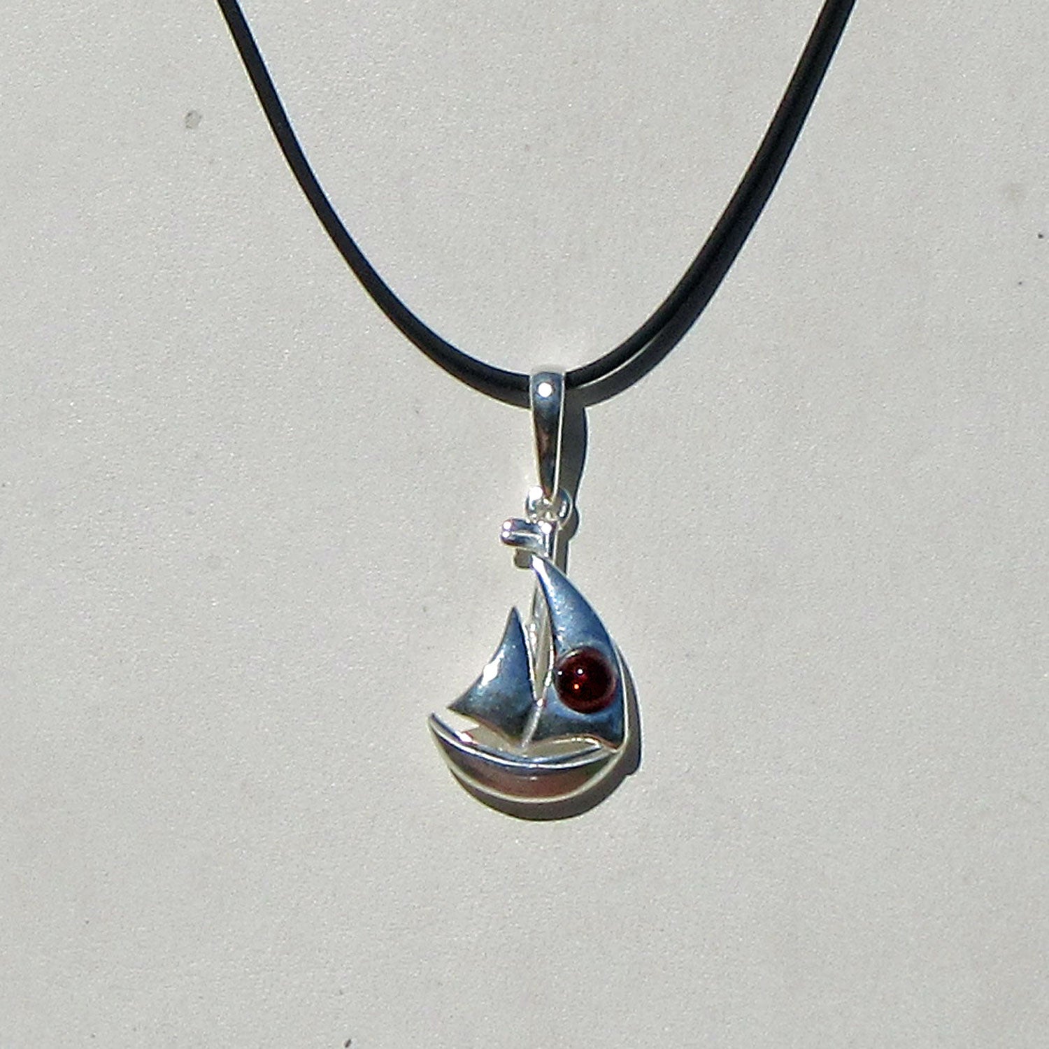 Anhänger Segelboot aus Silber mit Bernsteinperle