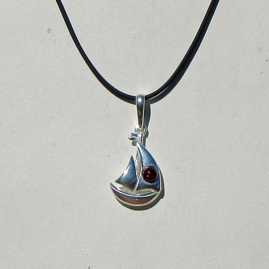 Anhänger Segelboot aus Silber mit Bernsteinperle