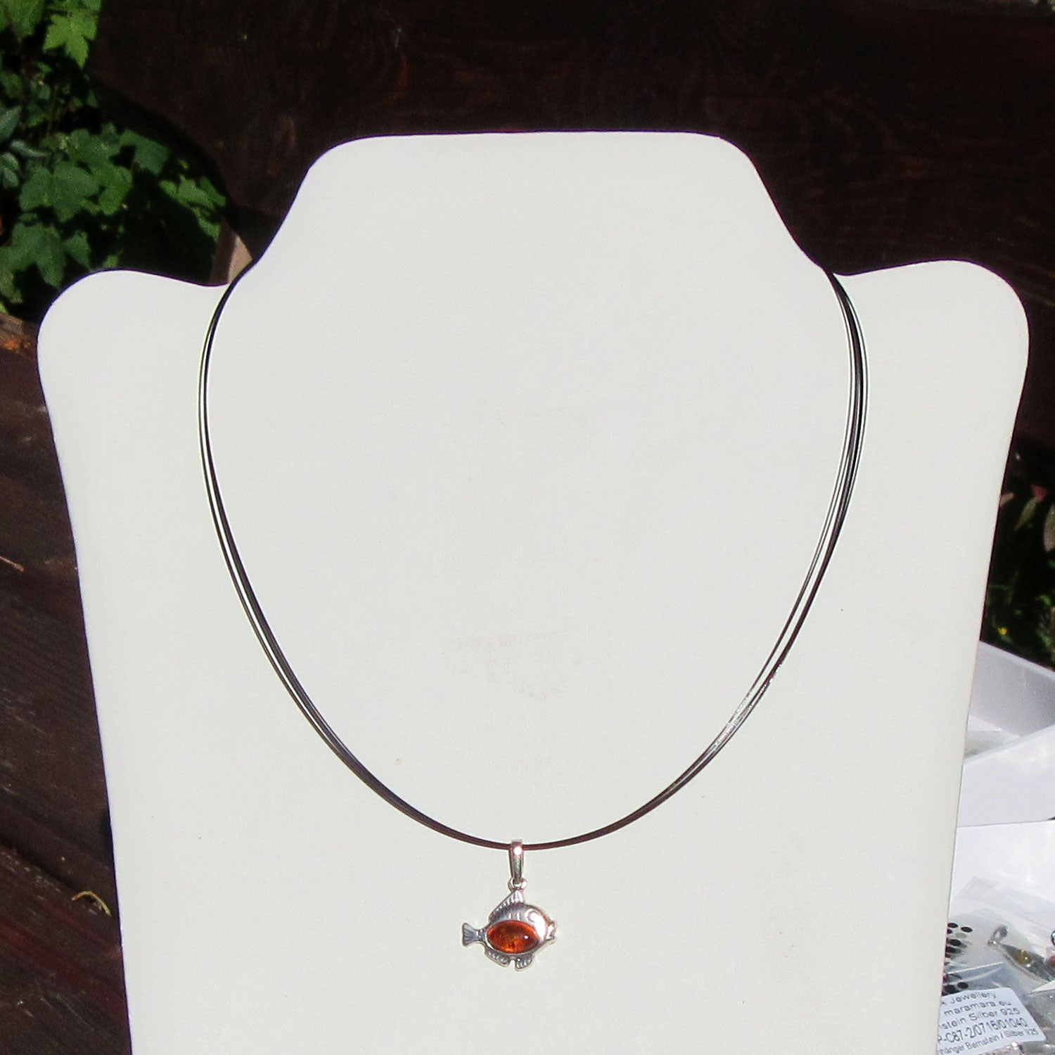 Fischanhänger aus Silber mit kognacfarbenem Bernstein