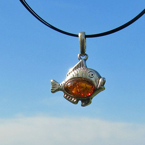 Fischanhänger aus Silber mit kognacfarbenem Bernstein