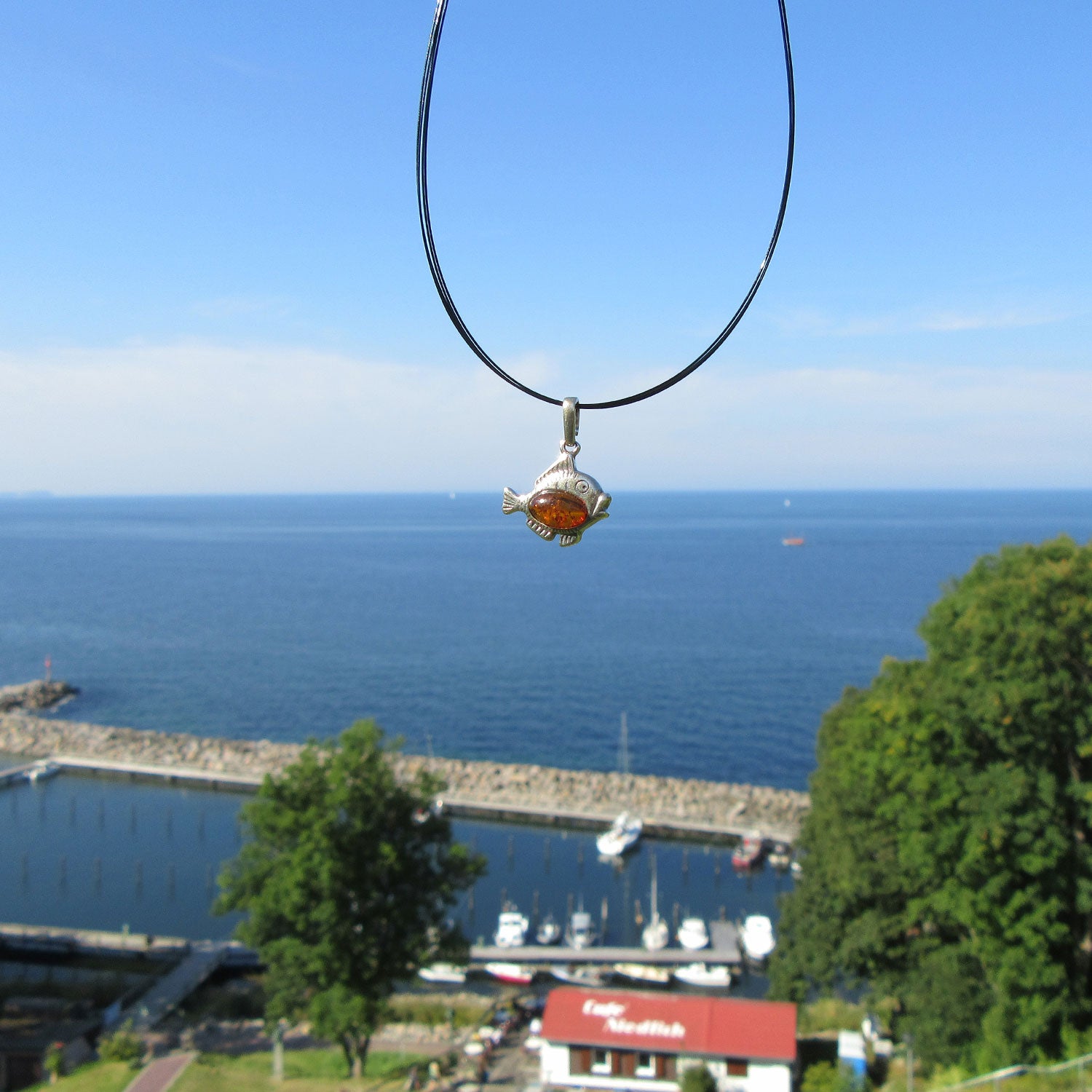 Fischanhänger aus Silber mit kognacfarbenem Bernstein