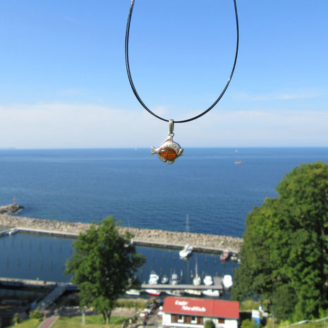 Fischanhänger aus Silber mit kognacfarbenem Bernstein
