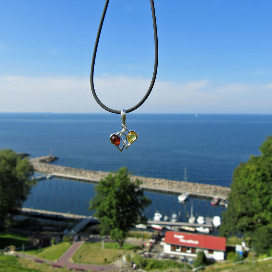 Einzelstück: Doppelherz-Anhänger aus Silber und Bernstein