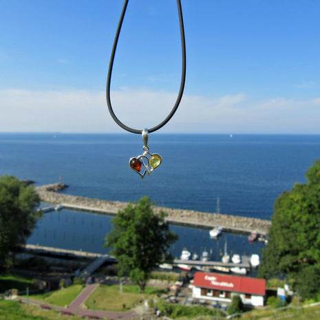 Einzelstück: Doppelherz-Anhänger aus Silber und Bernstein