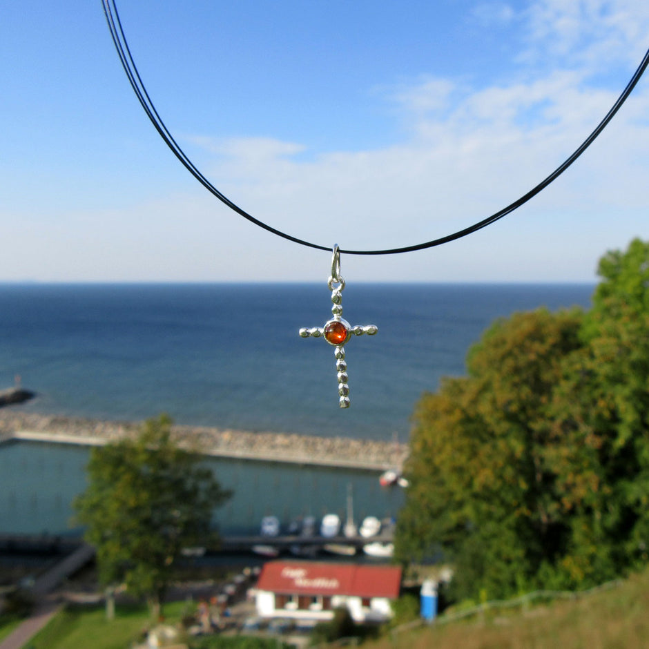 Filigranes Silberkreuz mit kognacfarbenem Bernstein