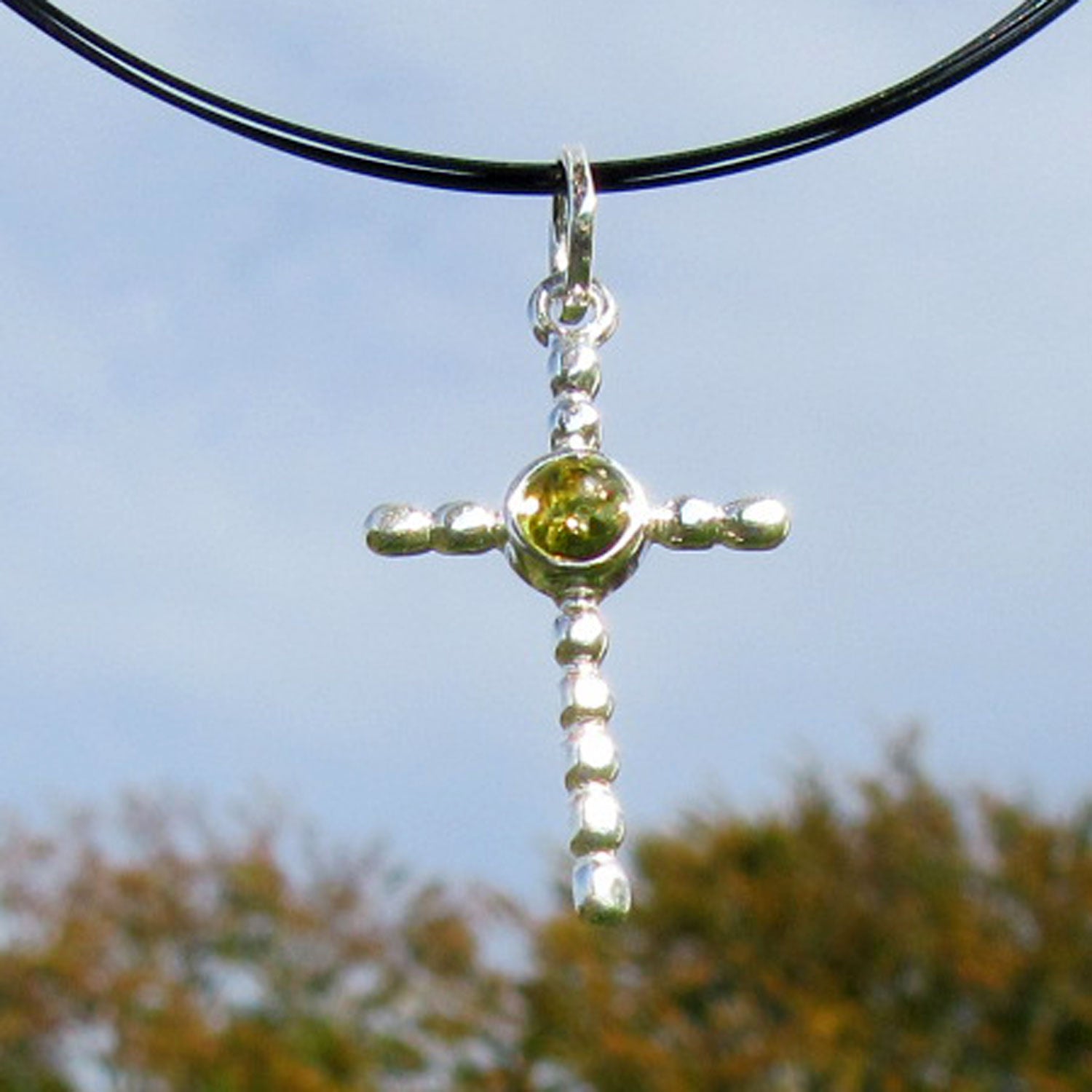 Filigranes Kreuz aus 925er Silber mit grünlichem Bernstein