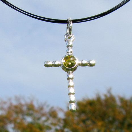 Filigranes Kreuz aus 925er Silber mit grünlichem Bernstein
