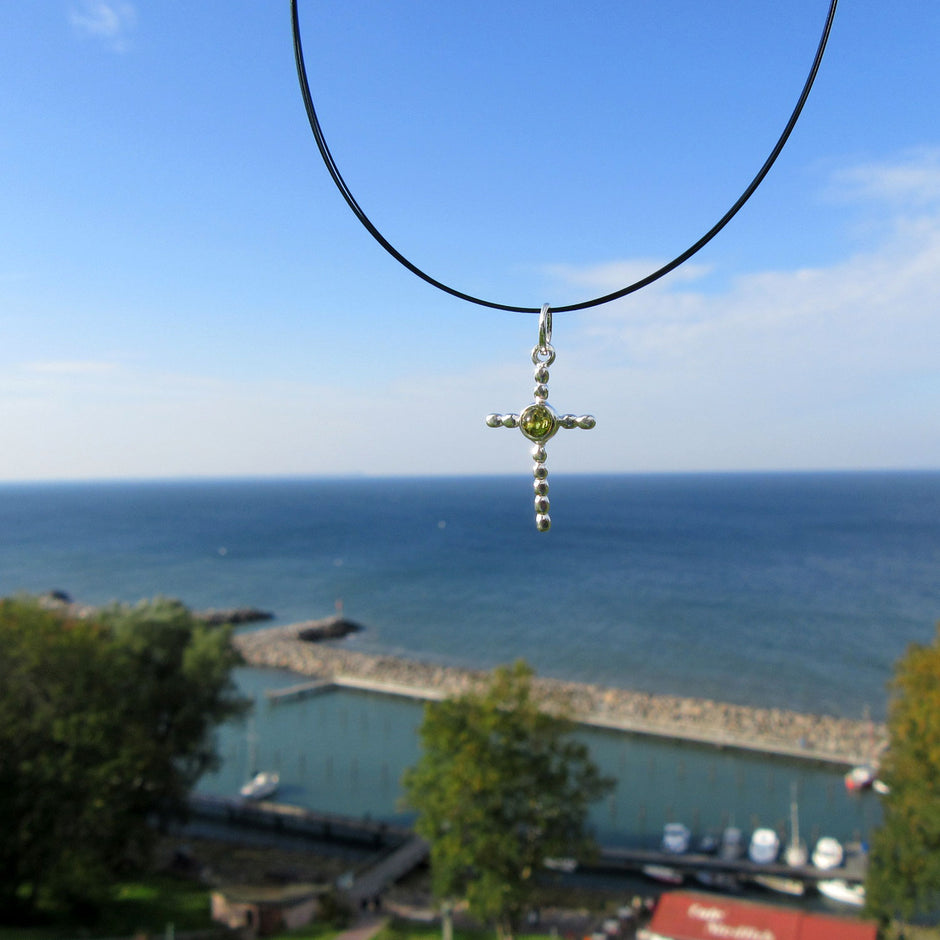Filigranes Kreuz aus 925er Silber mit grünlichem Bernstein