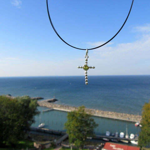 Filigranes Kreuz aus 925er Silber mit grünlichem Bernstein