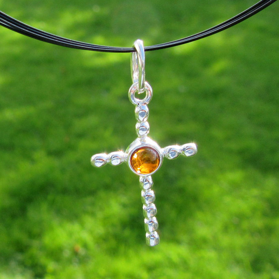 Filigranes Silberkreuz mit kognacfarbenem Bernstein