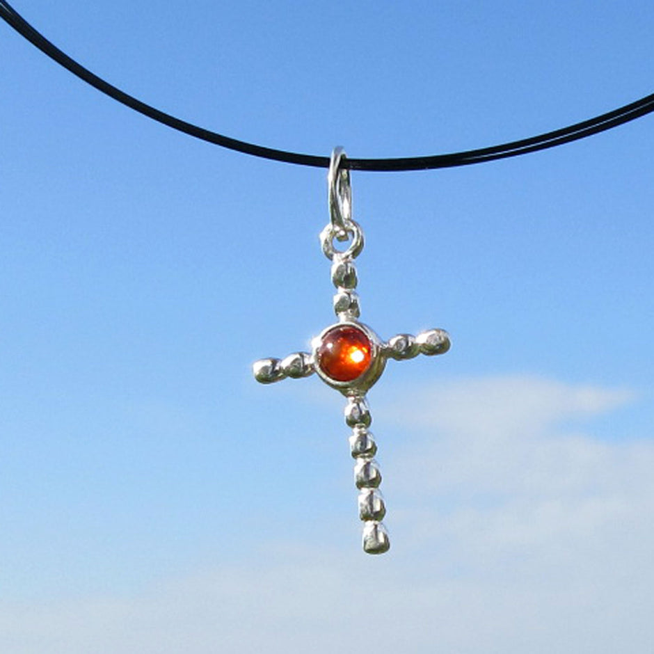 Filigranes Silberkreuz mit kognacfarbenem Bernstein