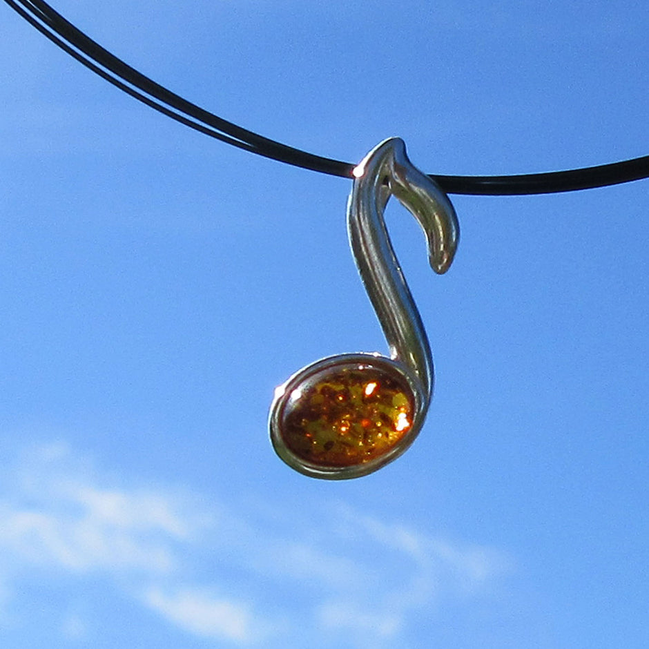 Silberanhänger in Notenform mit Bernsteincabochon