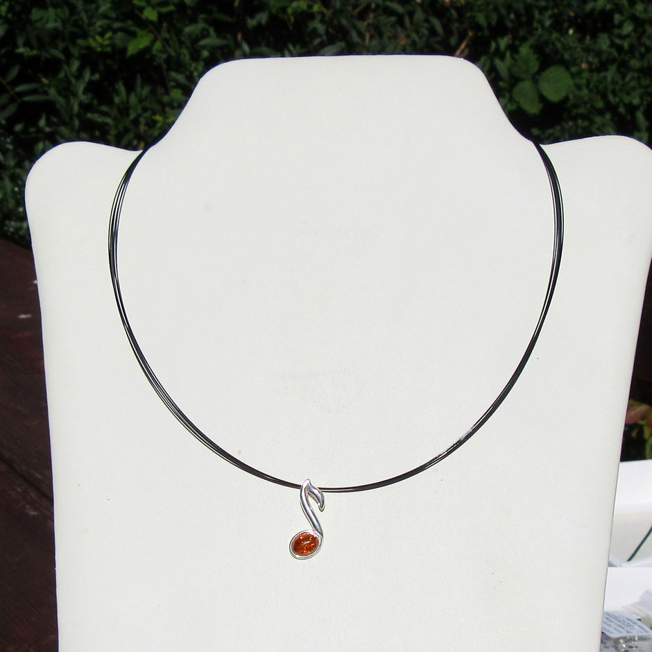 Silberanhänger in Notenform mit Bernsteincabochon
