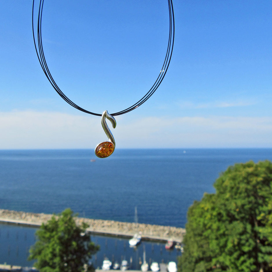 Silberanhänger in Notenform mit Bernsteincabochon