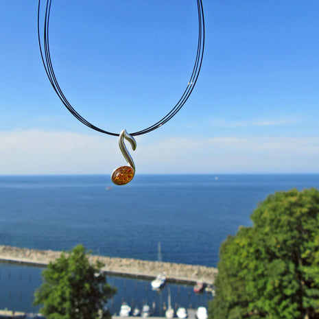 Silberanhänger in Notenform mit Bernsteincabochon