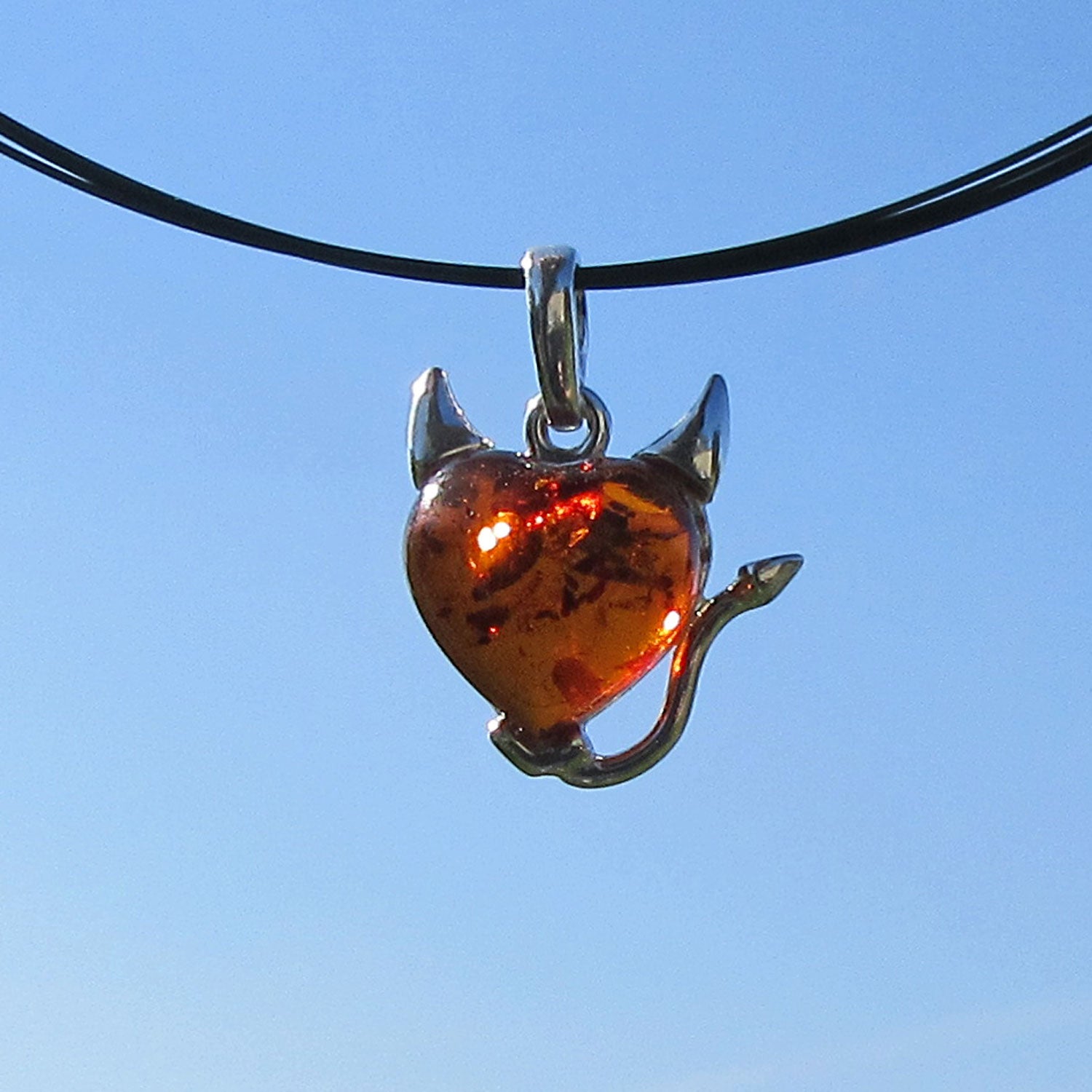 Silberanhänger mit kognacfarbenem Bernsteinherz und Teufel