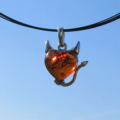Silberanhänger mit kognacfarbenem Bernsteinherz und Teufel