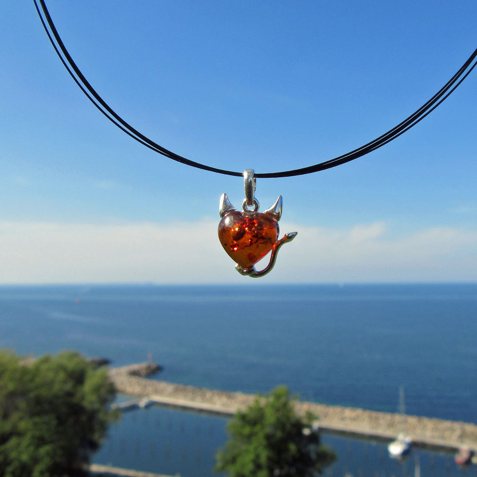 Silberanhänger mit kognacfarbenem Bernsteinherz und Teufel