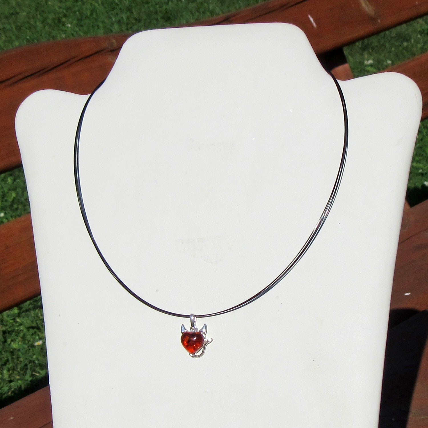 Silberanhänger mit kognacfarbenem Bernsteinherz und Teufel