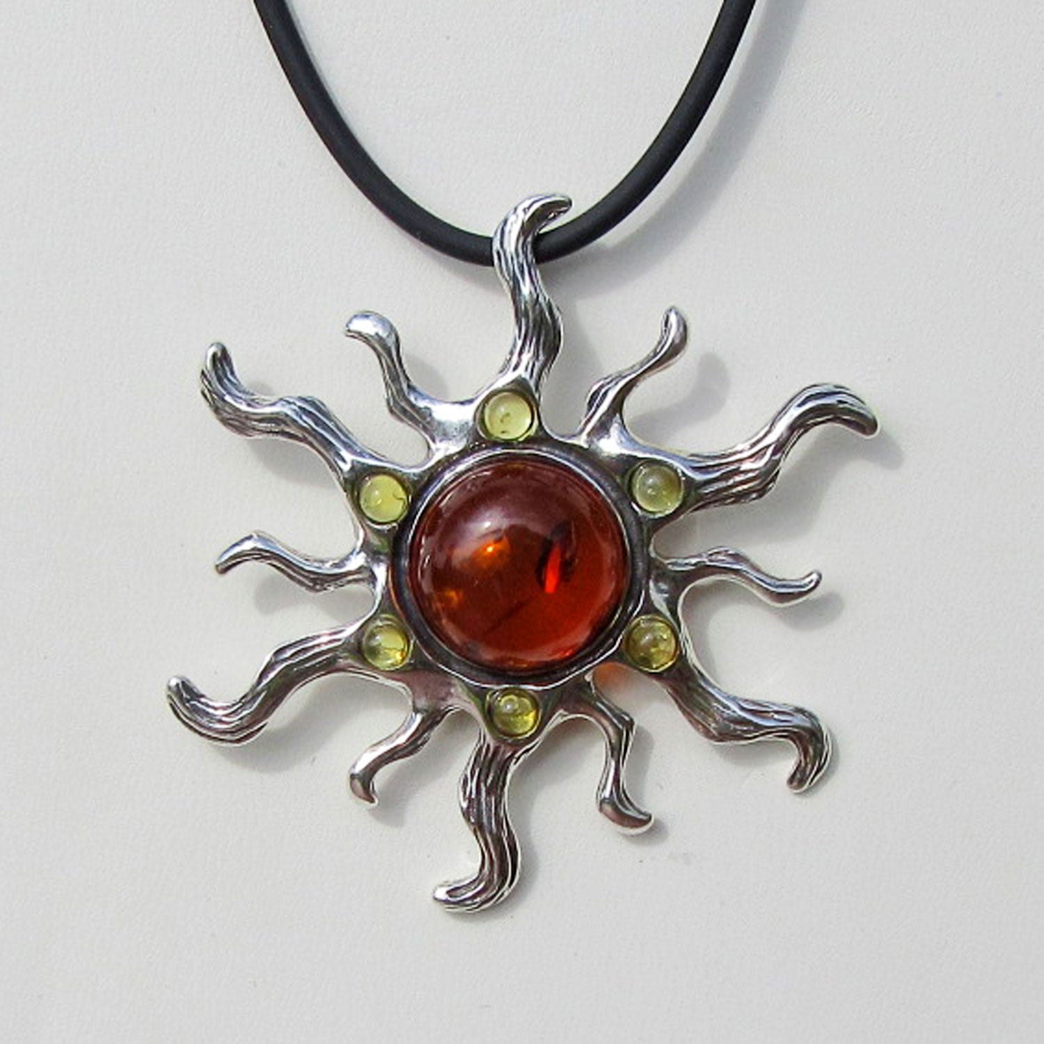 Silberne Sonne mit kognacfarbenem Bernstein, Unikat