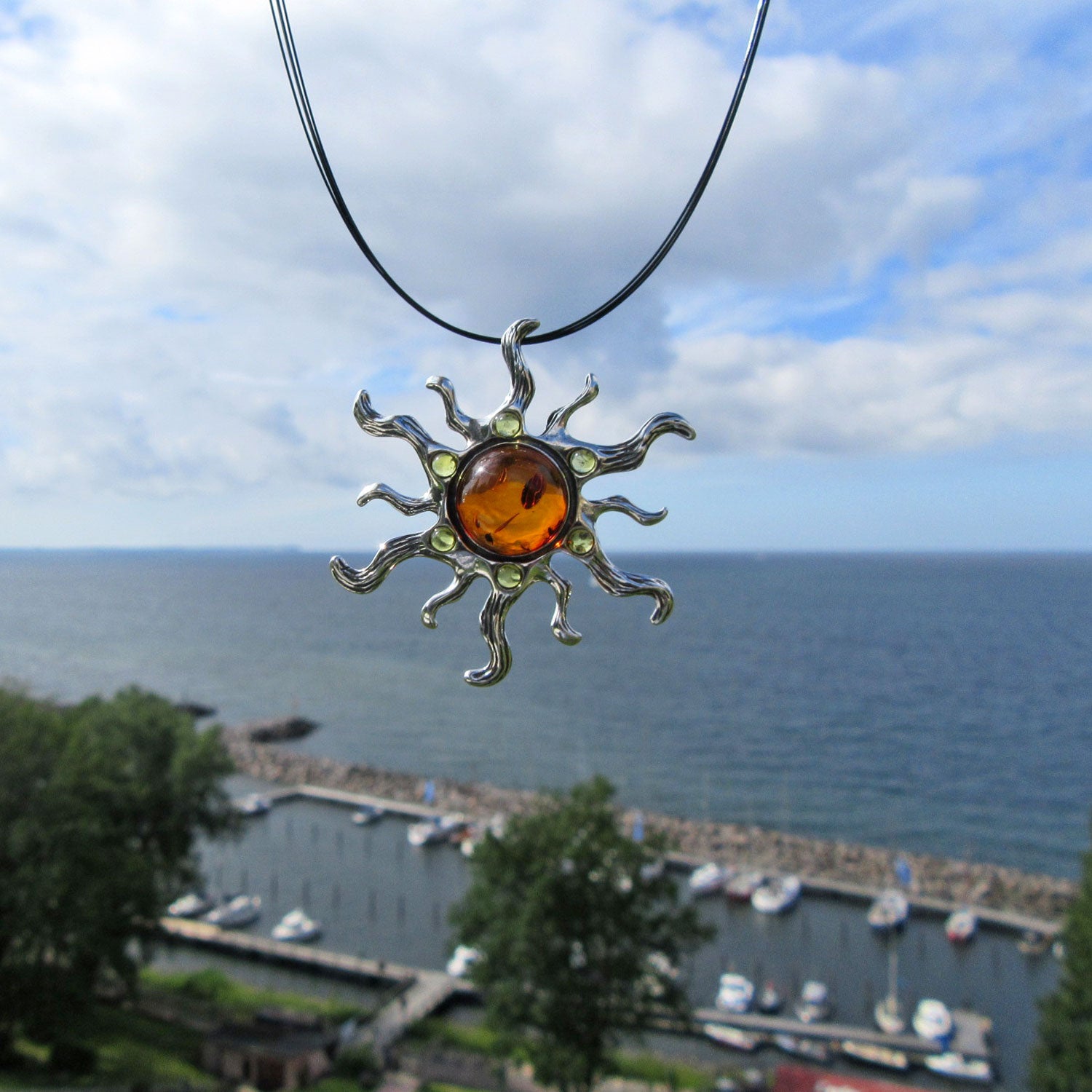 Silberne Sonne mit kognacfarbenem Bernstein, Unikat