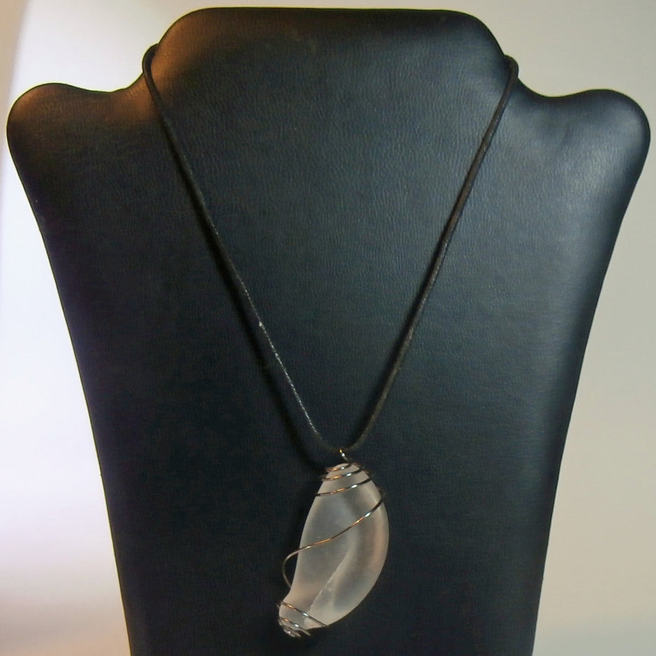 Anhänger aus weissem, transparenten Seeglas in einer platinfarbenen Spirale