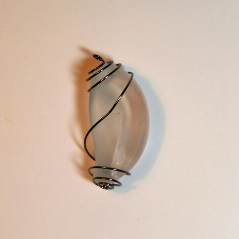 Anhänger aus weissem, transparenten Seeglas in einer platinfarbenen Spirale