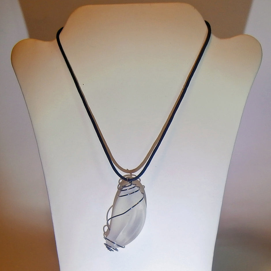 Anhänger aus weissem, transparenten Seeglas in einer platinfarbenen Spirale