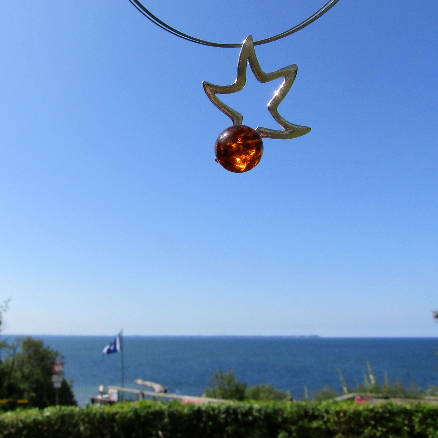 Wunderschöner Anhänger als Stern mit kognacfarbener Bernsteinperle