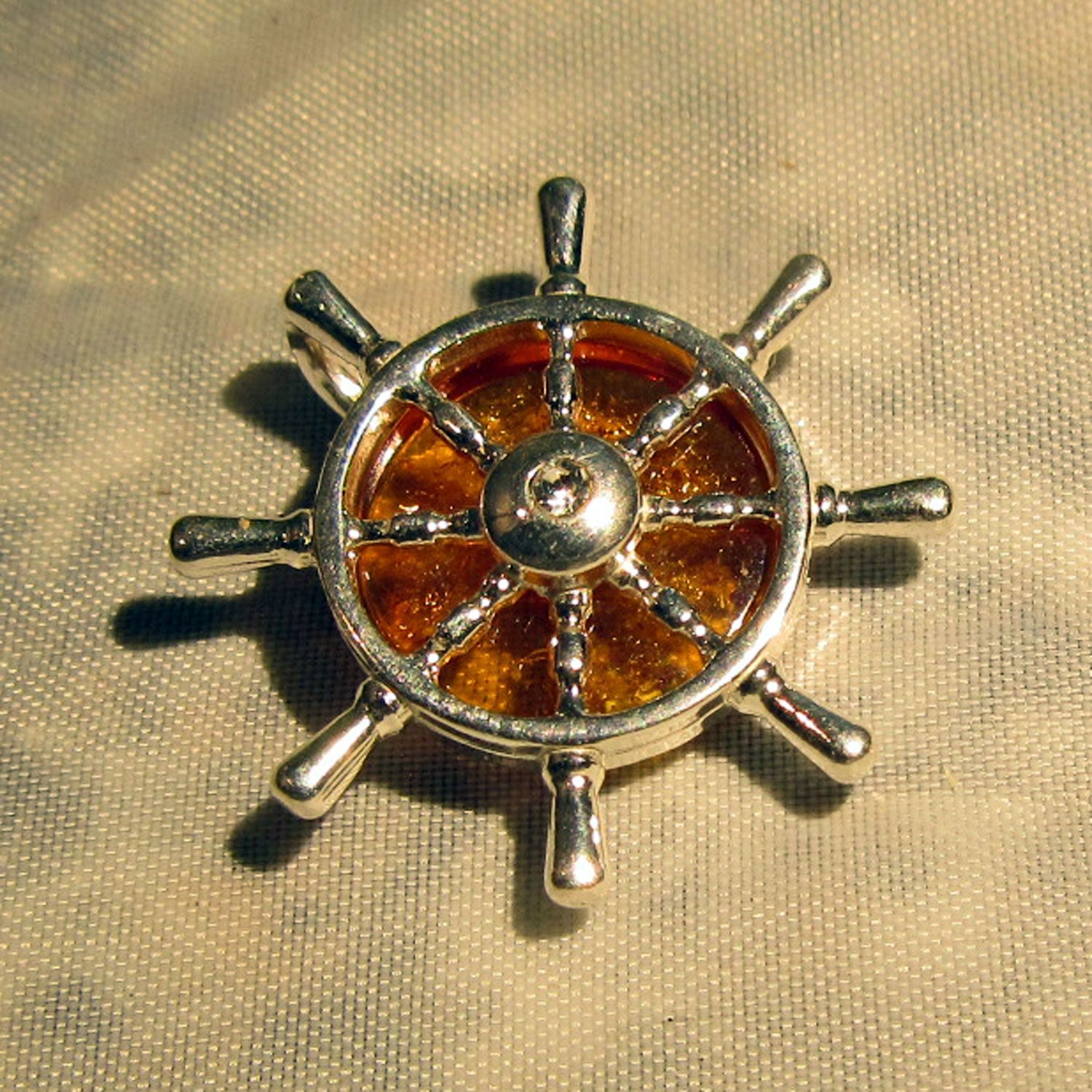 Steuerrad-Anhänger aus Silber mit Bernstein, beidseitig tragbar