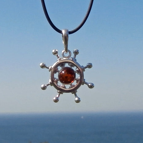 Steuerrad-Anhänger aus 925er Silber mit Bernstein