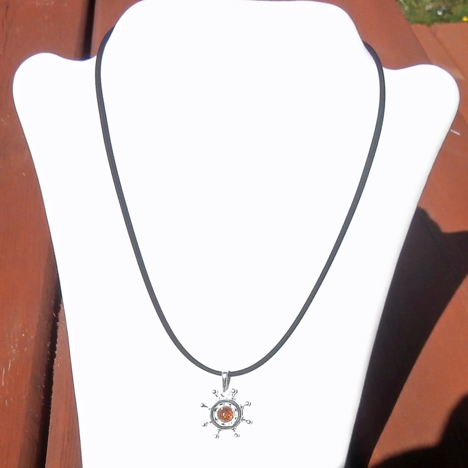 Steuerrad-Anhänger aus Bernstein mit Silber, Unikat