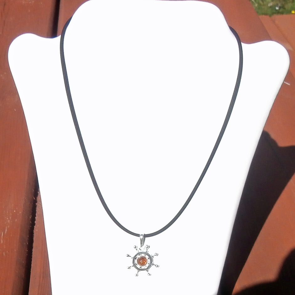 Steuerrad-Anhänger aus Bernstein mit Silber, Unikat