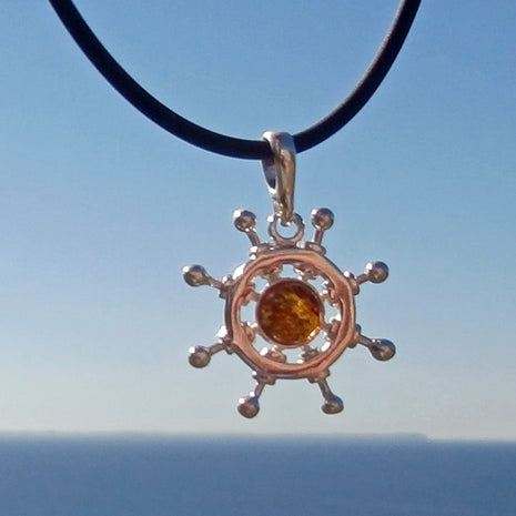 Steuerrad-Anhänger aus Bernstein mit Silber, Unikat