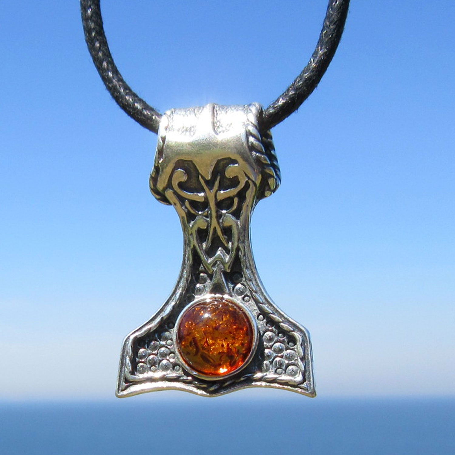 Großer Thor's Hammer aus Silber mit Bernsteinperle
