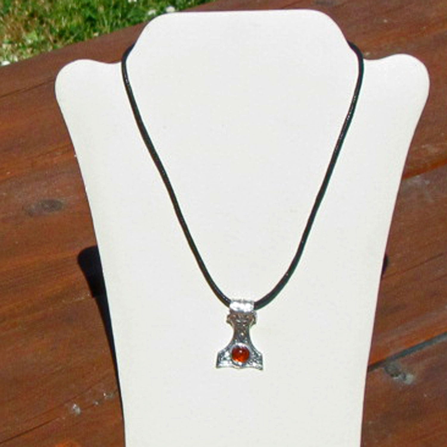 Großer Thor's Hammer aus Silber mit Bernsteinperle