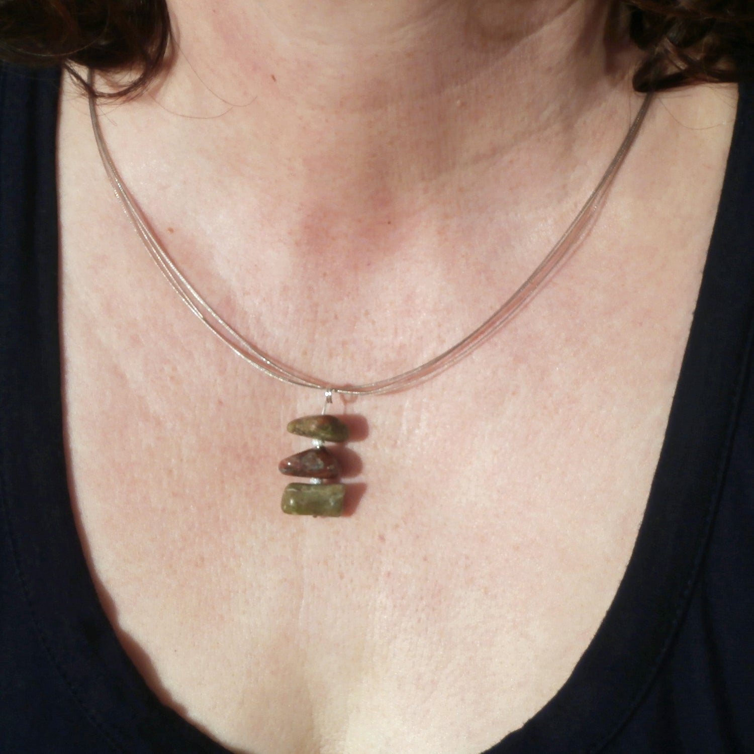 Einzigartiger Anhänger aus Kieseln mit Silberperlen