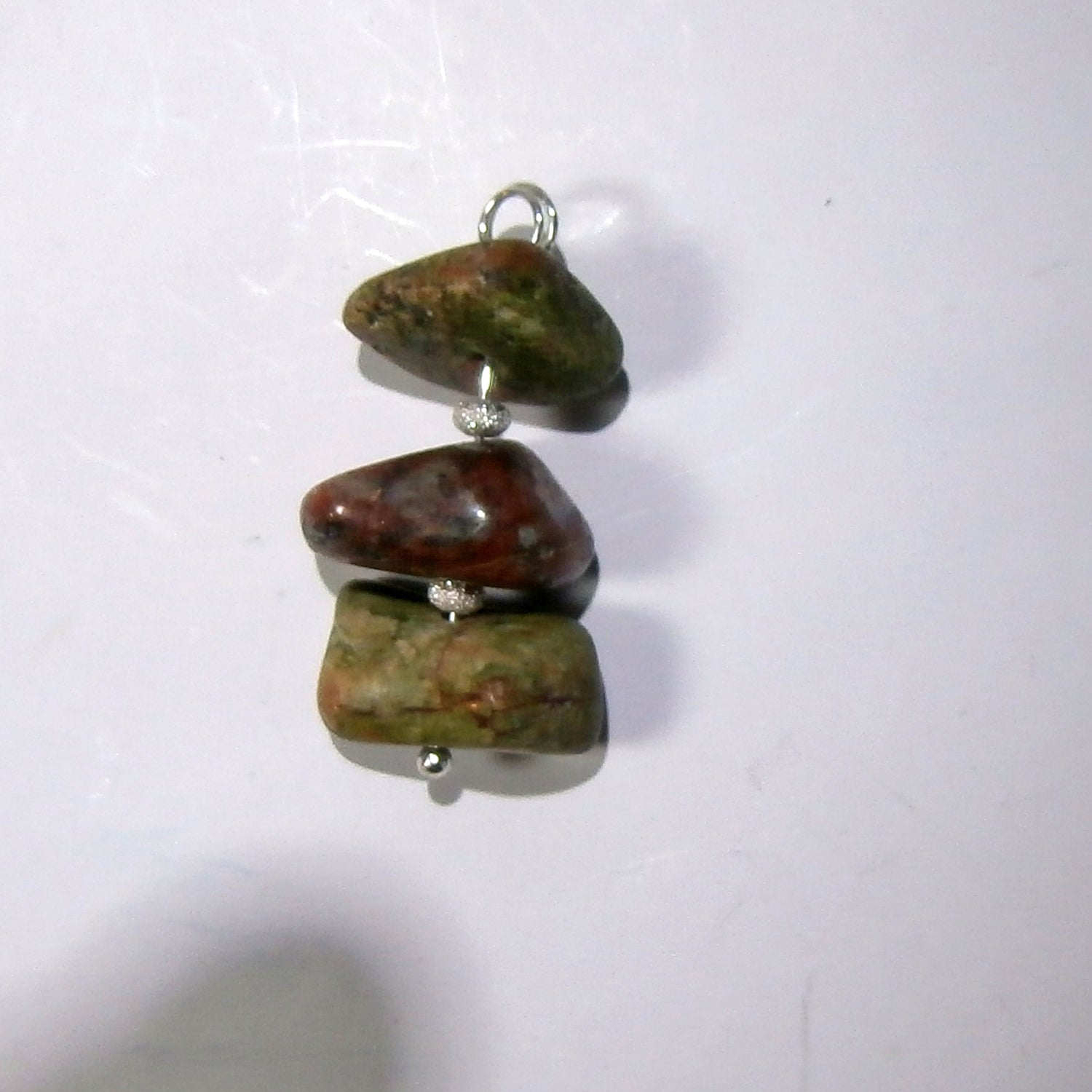 Einzigartiger Anhänger aus Kieseln mit Silberperlen