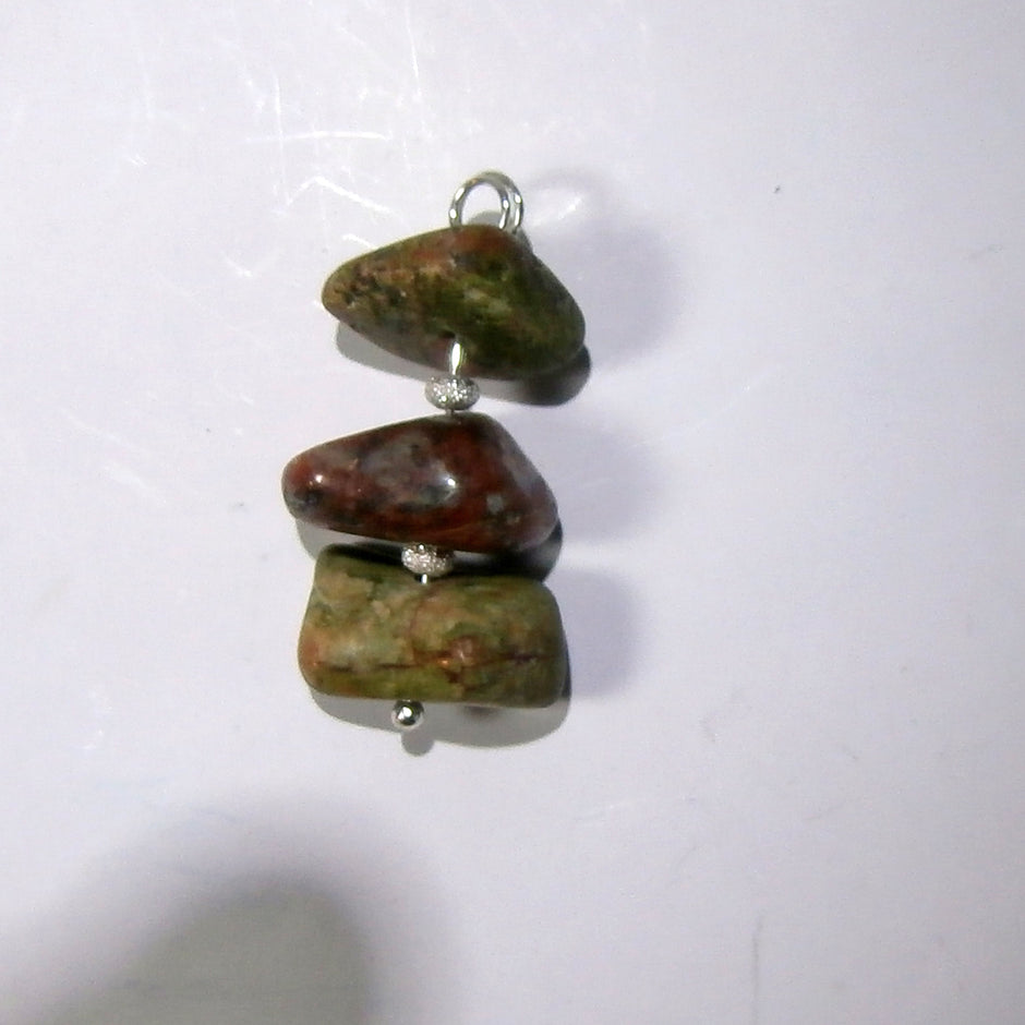 Einzigartiger Anhänger aus Kieseln mit Silberperlen