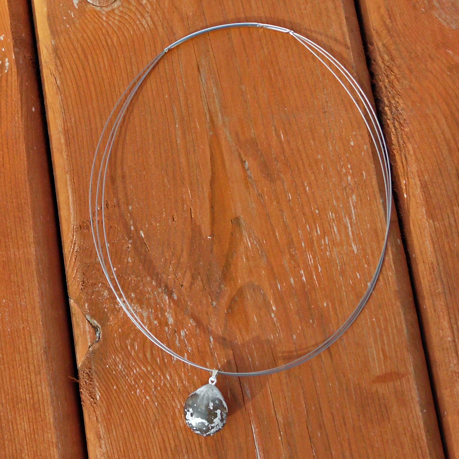 Polierter Fossil-Anhänger Brachiopode aus Feuerstein