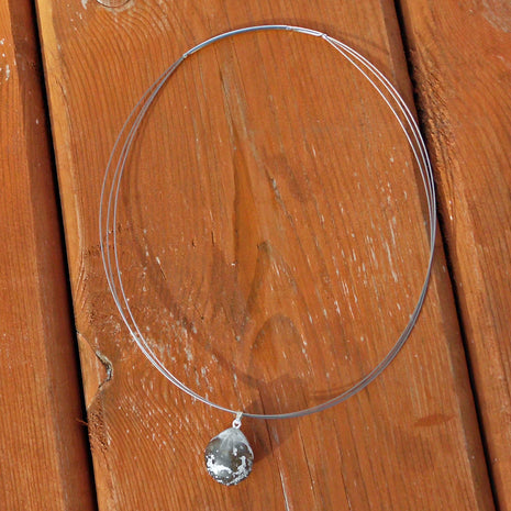 Polierter Fossil-Anhänger Brachiopode aus Feuerstein