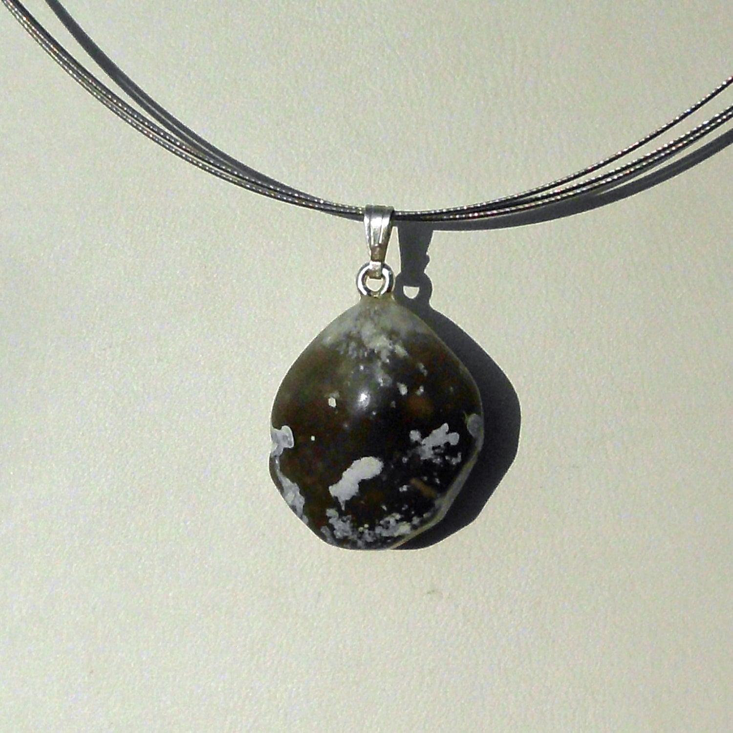 Polierter Fossil-Anhänger Brachiopode aus Feuerstein